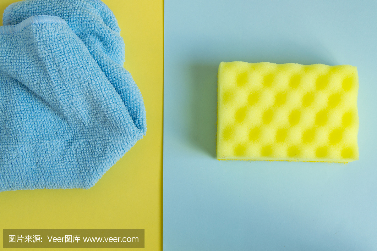 平躺,俯视图。洗涤剂和清洁剂是黄色和蓝色的。清洁的概念